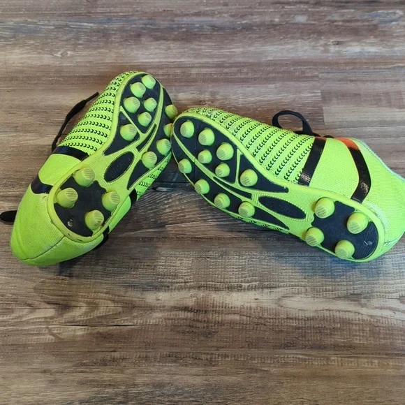 Kids Size 1 Neon Green and Orange Soccer Shoes - Picture 4 of 5